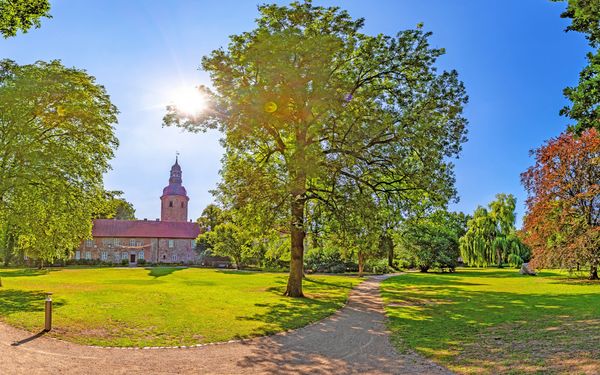 Zevener Stadtpark mit Museum Kloster Zeven im Hintergrund