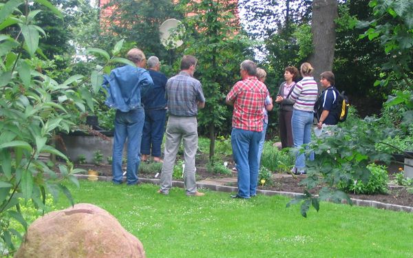 In Mulmshorn gibt es im Kräutergarten des Kräuterhotels Heidejäger Führungen