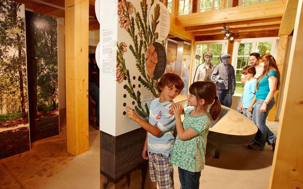 Der Natur auf der Spur im Heide-ErlebnisZentrum in Undeloh