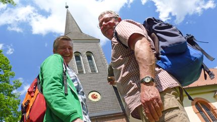 Wanderer vor der St. Lambertus-Kirche in Kirchtimke