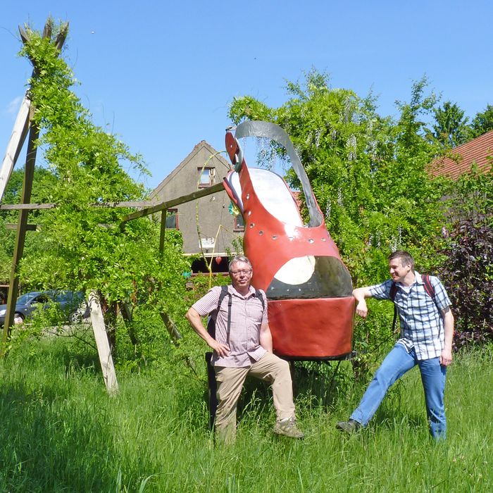 Ein beliebtes Fotomotiv - der große rote Damenschuh in Ostertimke
