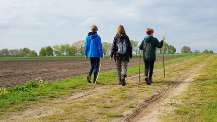Wanderer auf einem Feldweg bei Tarmstedt