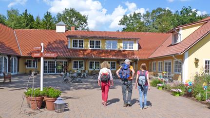 Wanderer vor dem Eingang des LandParks Lauenbrücks
