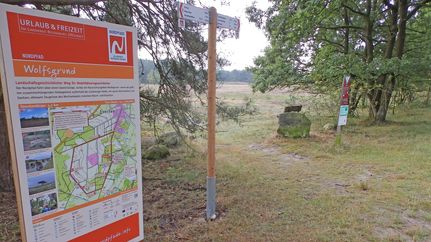 Wegweiser und Infotafel des NORDPFADES Wolfsgrund