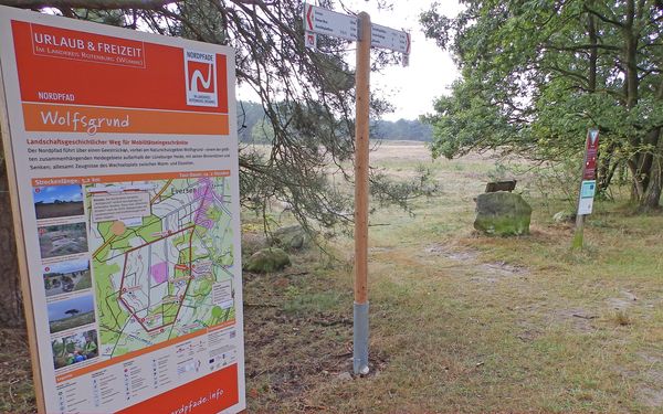 Wegweiser und Infotafel des NORDPFADES Wolfsgrund