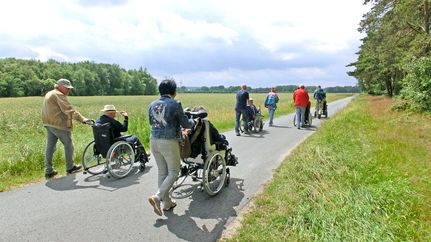 Rollstuhlfahrer auf dem barrierefreien NORDPFAD Wolfsgrund