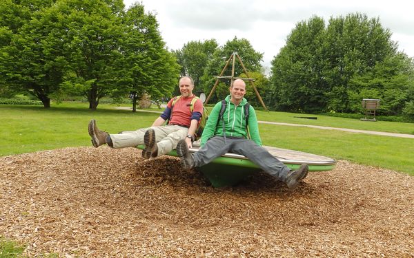 Wanderer in der Welt der Sinne auf einem Spielgerät