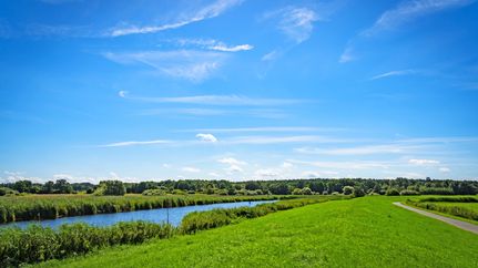 Oste mit grüner Natur und begleitendem Wander- und Radweg