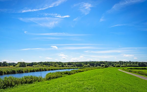 Oste mit grüner Natur und begleitendem Wander- und Radweg