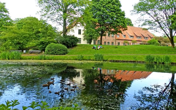 See vor dem Bachmann-Museum mit Wanderern auf der Wiese