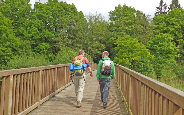 Zwei Wanderer auf der Ostetalbrücke über die Oste