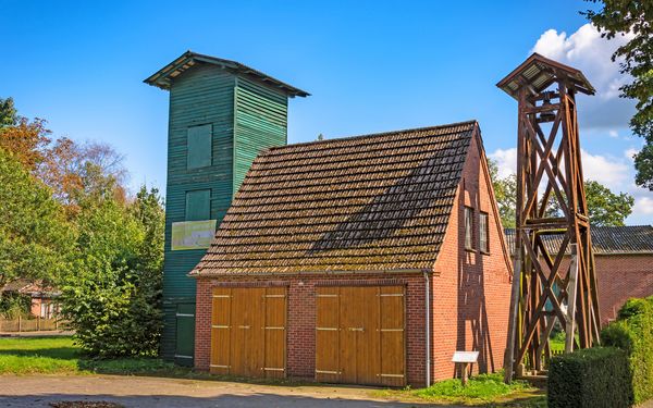 Start an der Alten Schule in Glinstedt - gegenüber bzw. beim Glockenturm darf geparkt werden