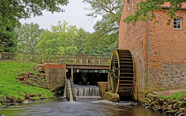 Die Wassermühle ist meist geöffnet und man kann sie besichtigen. Bei schlechtem Wetter bietet sie auch trockenen Unterschlupf.