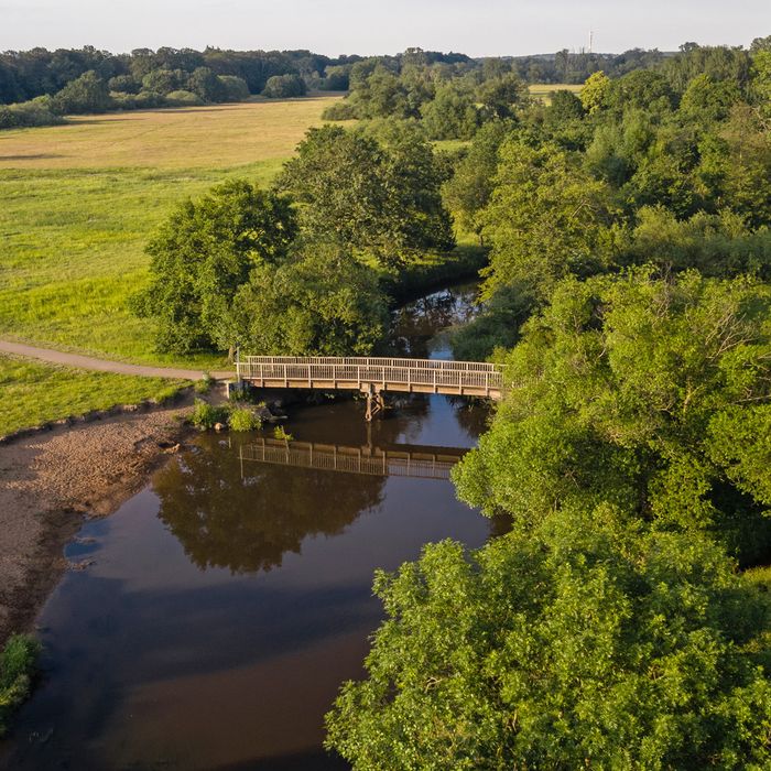 Die Wümme und die Gothardbrücke aus der Vogelperspektive