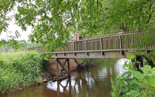 Wanderer auf der Schulbrücke über die Wümme