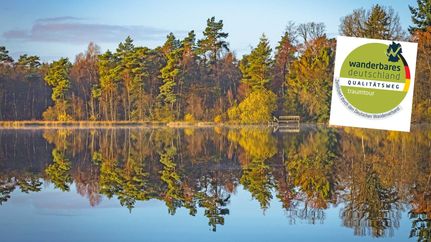 Der Bullensee mit dem Zertifikat des NORDPFADES Dör't Moor