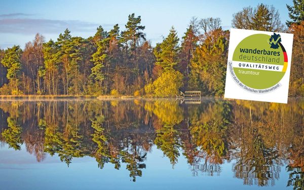 Der Bullensee mit dem Zertifikat des NORDPFADES Dör't Moor