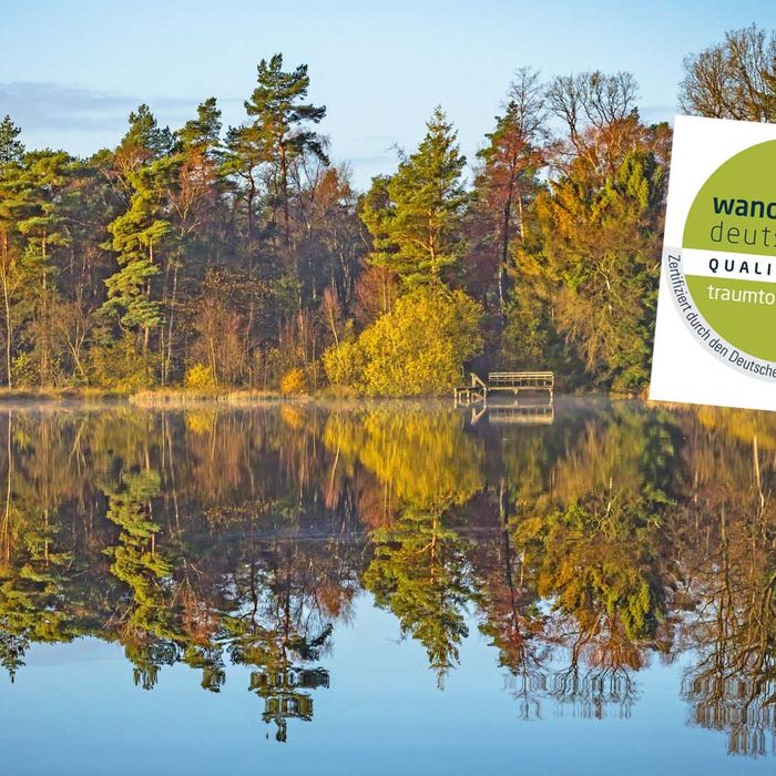 Der Bullensee mit dem Zertifikat des NORDPFADES Dör't Moor