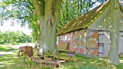 Der Schafstall Unterstedt mit alten Geräten