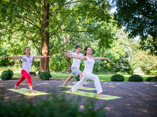 Yoga zur Entspannung im Park HolsingVital