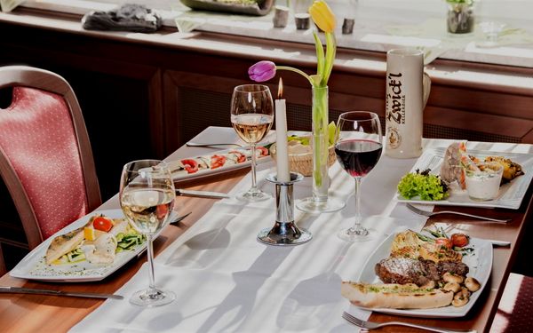 Gedeckter Tisch für die regionale Küche im Kräuterhotel Heidejäger