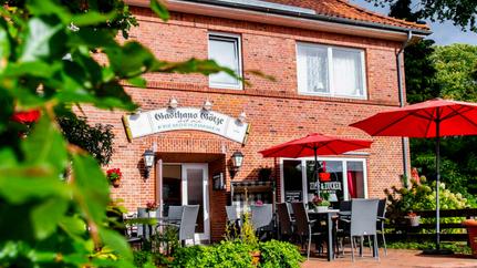 Gebäude und Terrasse des Gasthaus Götze