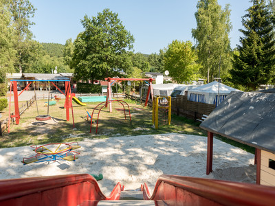 Campingplatz Eulenburg - Blick von Rutsche auf Spielplatz