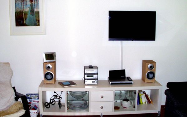 Musik und Fernseher gibt es im Wohnzimmer