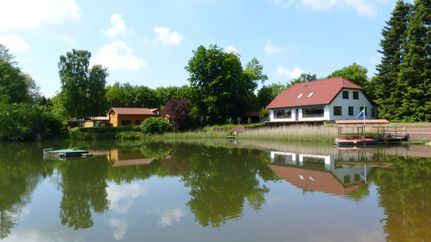 Der Wochenendpark am Rethbergsee liegt idyllisch am Ortsrand von Tarmstedt