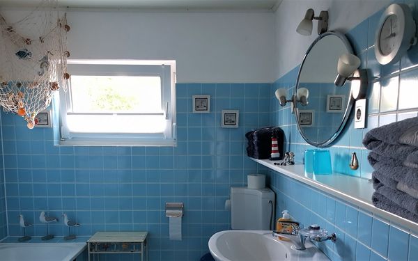 Maritimes Badezimmer in blau mit Badewanne 