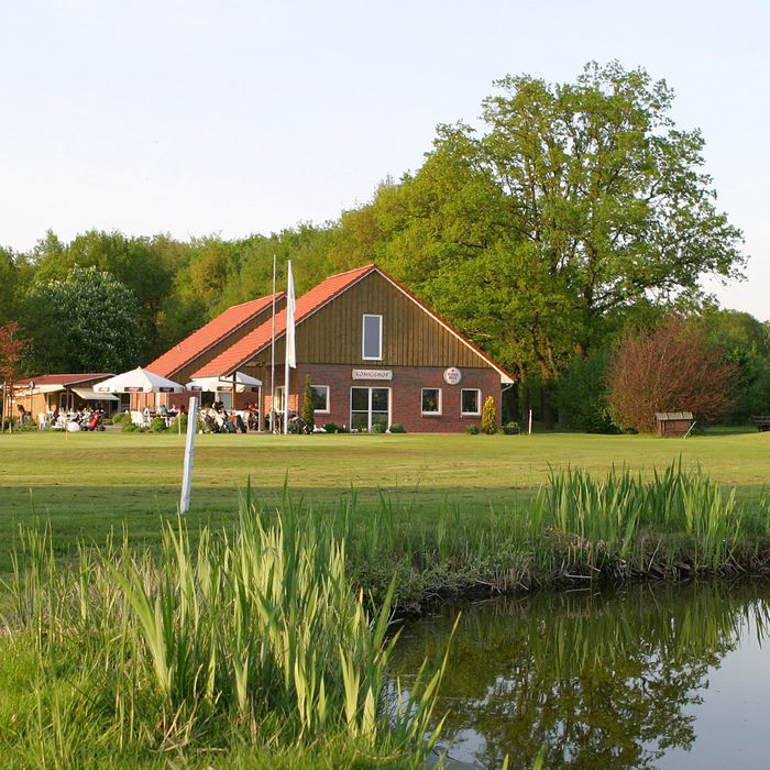 Das Clubhaus in der schönen parkähnlichen Anlage vom Golfclub Königshof Sittensen