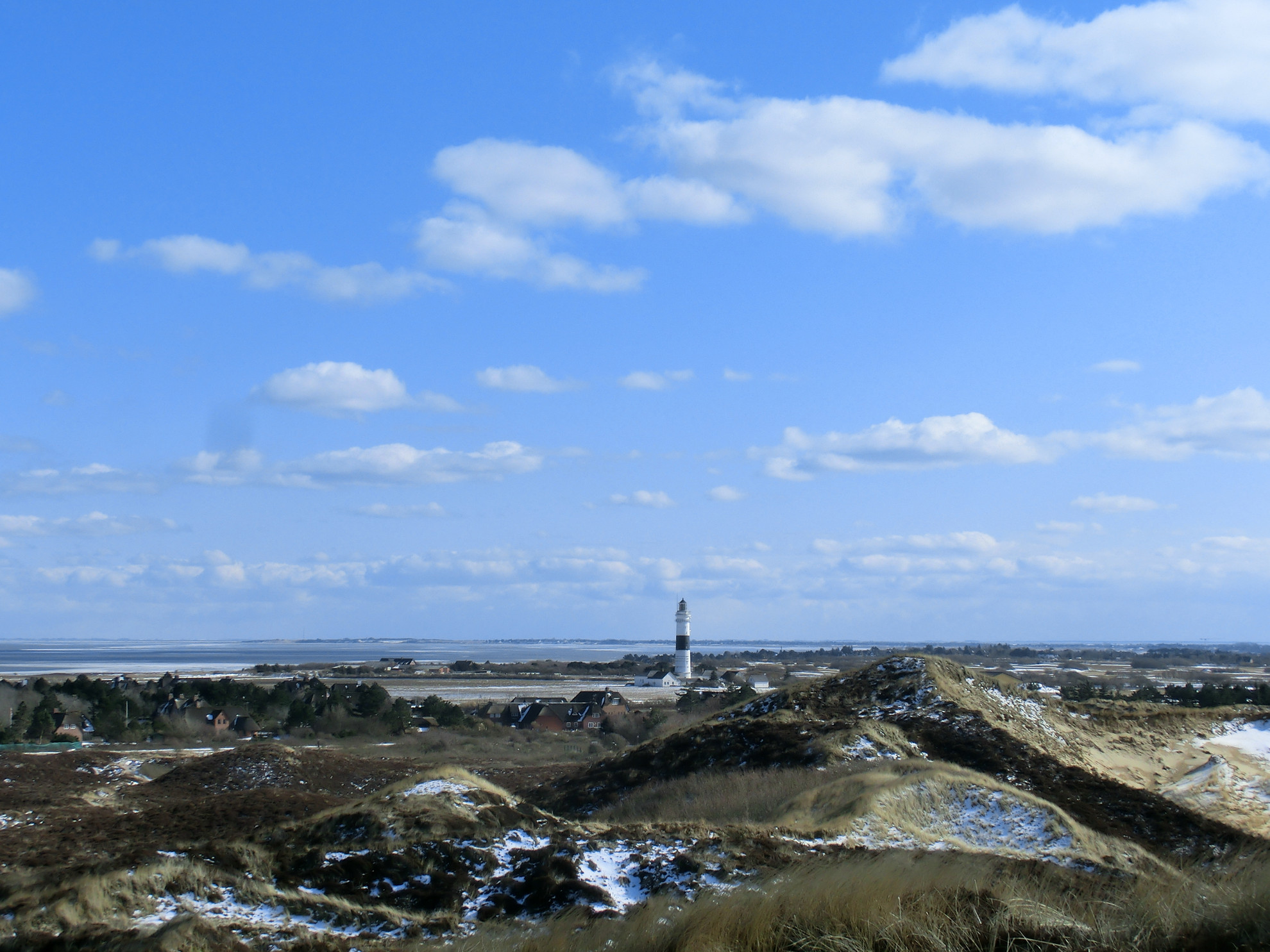Blick auf den Kampener Leuchtturm im Winter