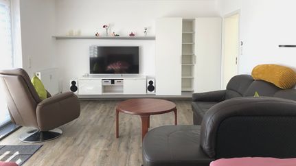 Wohnbereich mit Fernseher der Ferienwohnung Trautchen