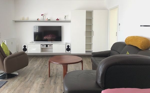 Wohnbereich mit Fernseher der Ferienwohnung Trautchen
