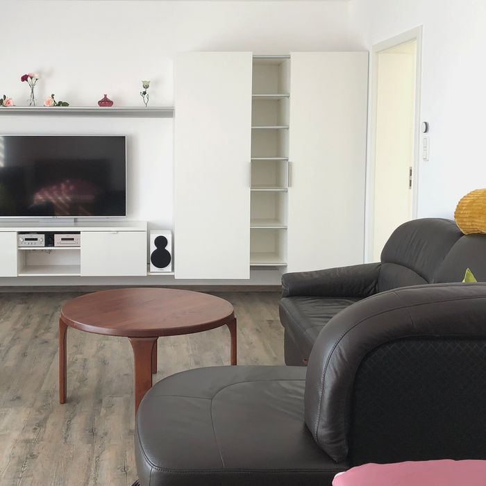 Wohnbereich mit Fernseher der Ferienwohnung Trautchen