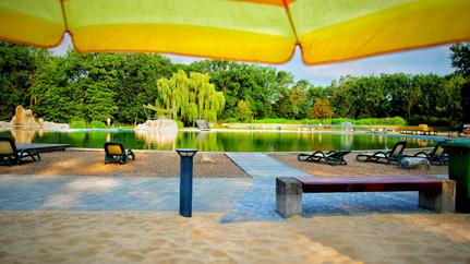 Blick auf das schön angelegte Gelände des Naturbades Zeven