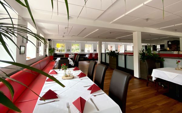 Der moderne und stilvoll eingerichtete Gastraum vom Restaurant und Café Hof Emmen