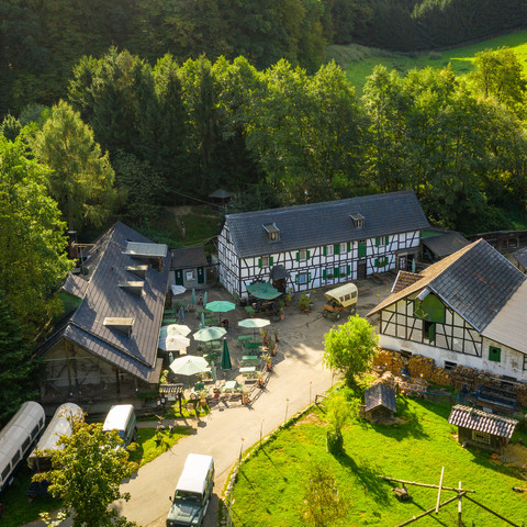 Luftaufnahme Gammersbacher Mühle mit Café und Landwirtschaftsgebäuden
