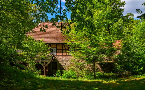 Seitenansicht der Wassermühle Federlohmühlen mit Mühlenrad