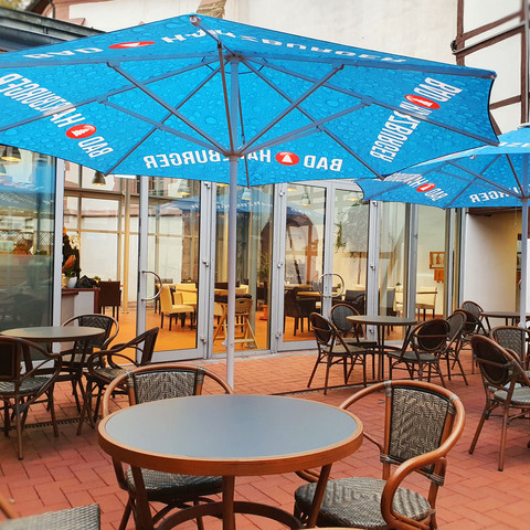 cafe-in-der-kleinen-gasse-terrasse