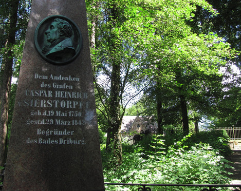 Mausoleum und Obelisk auf dem Rosenberg