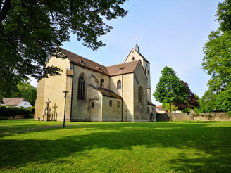 Die Klosterkirche St. Peter und Paul in Brakel-Gehrden