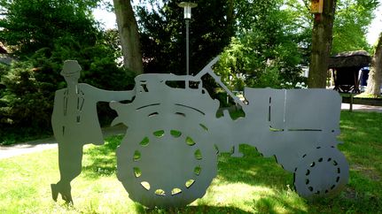 Trecker-Skulptur auf der Tarmstedter Kulturmeile