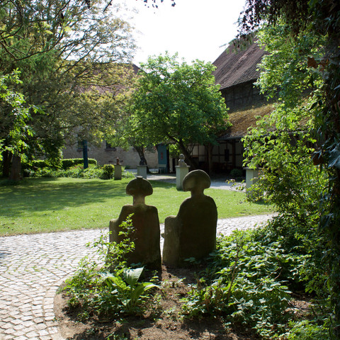 klosterhof-brunshausen-skulptur-im-innenhof