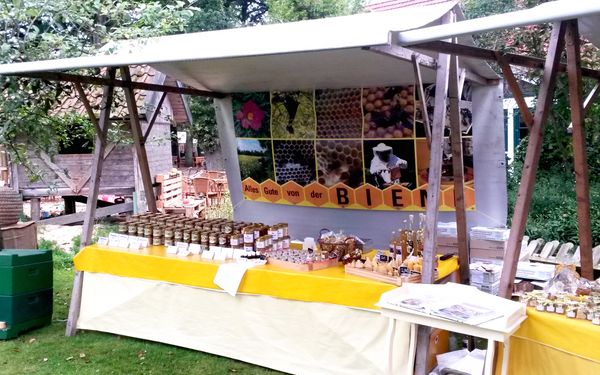 Der Stand mit Honigprodukten der Imkerei Nötzel aus Tarmstedt