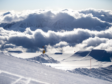 Der Snowpark auf der Belalp bietet Ski- und Snowboard-Freestylern die Möglichkeit, ihr Können unter Beweis zu stellen.