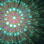 Im klassischen Kaleidoskop formen bunte Kugeln und Perlen unendliche Muster