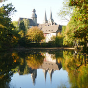 Blick auf die Abtei Marienmünster vom Klosterteich