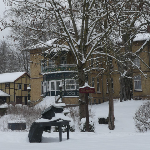 Stiftsgarten_mit Brunnen und Stukenbrok-Villa im Schnee