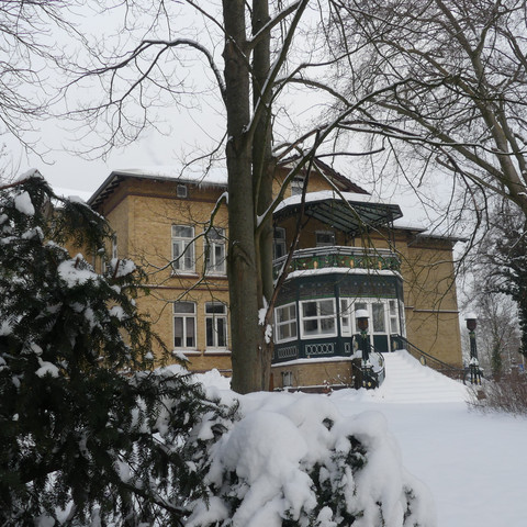 stukenbrok-villa-beim-stiftsgarten-im-schnee